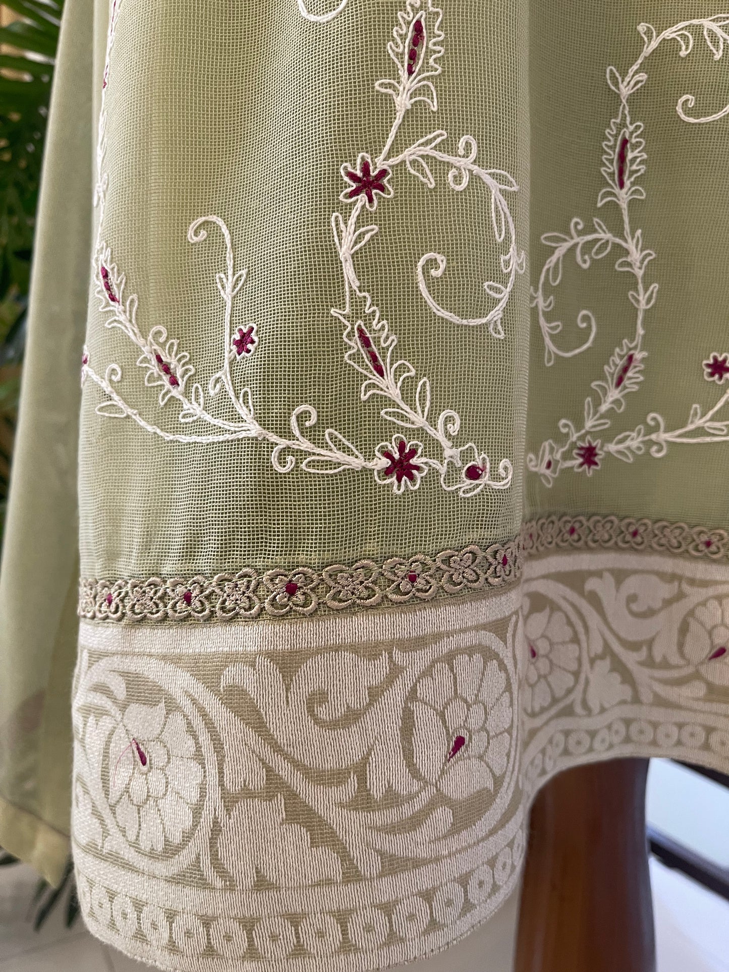 HK 122  Sage Pistachio