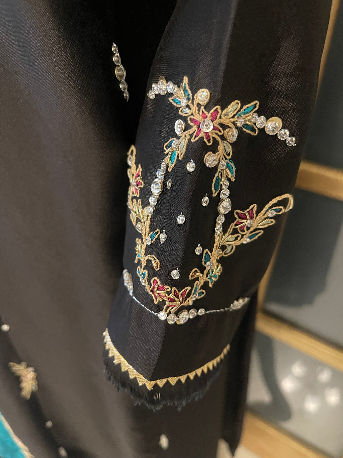 HK 185 Black Elegance